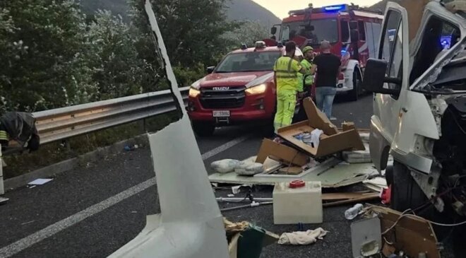İtalya’da turistleri taşıyan otobüsün karıştığı zincirleme kazada 6 kişi ölü, 34 kişi yaralandı