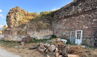 İznik surlarına sprey boya vandalizmi
