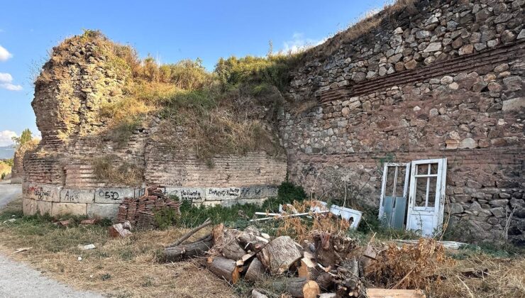 İznik surlarına sprey boya vandalizmi