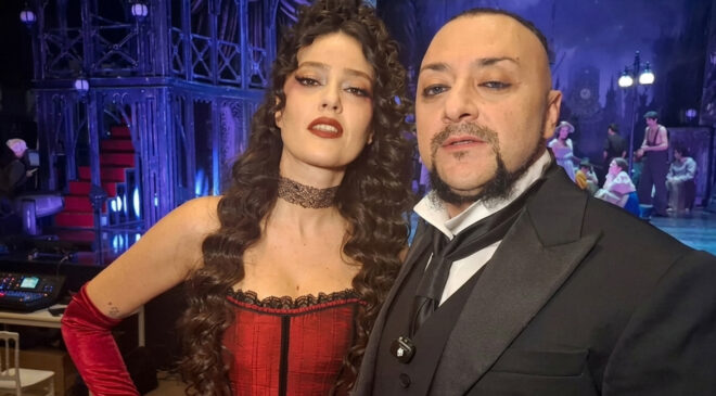 Pelin Akil sahnede peş peşe düştü, bacağı morardı!