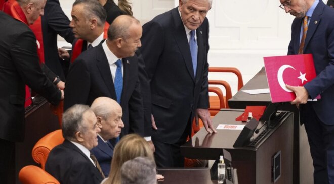 Bahçeli ile Dervişoğlu arasında soğuk rüzgarlar: Yan yana oturup tokalaşmadılar
