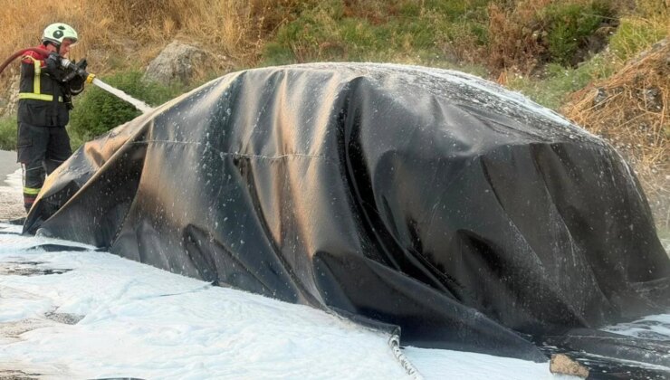 Yanan elektrikli otomobil suyla sönmüyor! Özel ekipmana rağmen 12 saat sürdü
