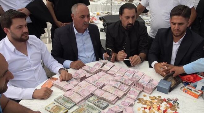 Damada yaklaşık 20 milyon TL, geline kilolarca altın takıldı