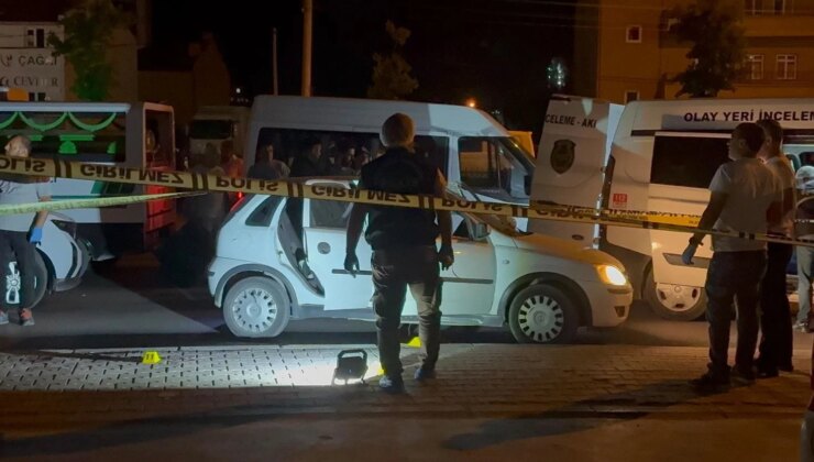 Yol kenarındaki otomobilde bir kadın ölü, bir kişi ağır yaralı halde bulundu