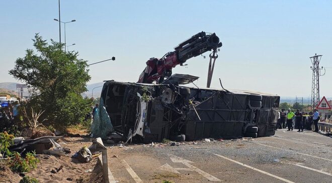 Kayseri’de yolcu otobüsü yan yattı, kazada 20 kişi yaralandı