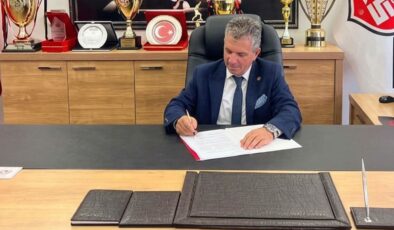 Yönetim kurulu üyelerini istifaya davet eden başkanı görevden aldılar