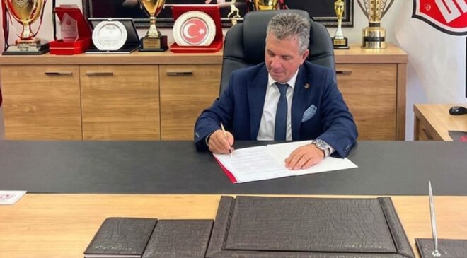 Yönetim kurulu üyelerini istifaya davet eden başkanı görevden aldılar