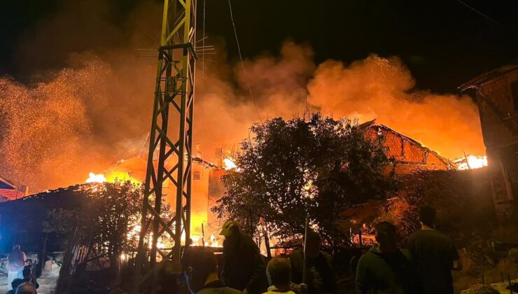 Çorum’da çıkan yangında 2 ev ile 1 ahır kullanılamaz hale geldi