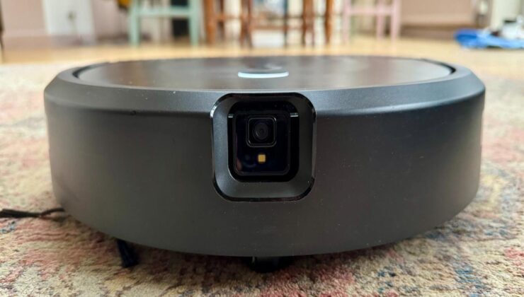 Eşini robot süpürgeyle yakaladı, tazminat kazandı; hapse giren kendisi oldu!