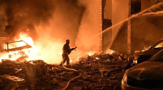 Rusya’nın Kiev’e düzenlediği hava saldırısında 2 kişi öldü, 10 kişi yaralandı