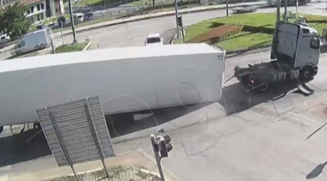 Trafikte dehşet anlar! Seyir halindeki Tır’ın dorsesi yola devrildi