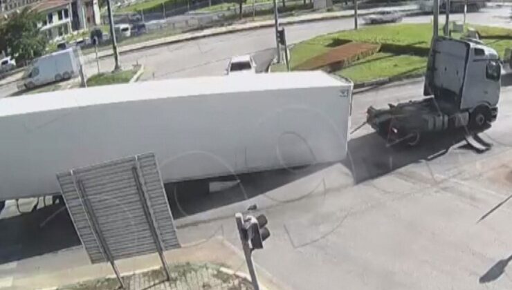 Trafikte dehşet anlar! Seyir halindeki Tır’ın dorsesi yola devrildi