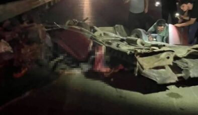 Şerit değiştiren otomobil kamyonetle çarpıştı! Karı koca hayatını kaybetti
