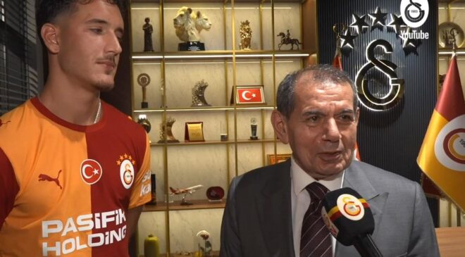 Dursun Özbek konuşurken Deniz Gül’ün yaptığı tepki çekti: Başkanın yanında hoş değil