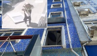 Kaldırımda yürürken üzerine kapı düştü! Saniyelerle kurtuldu