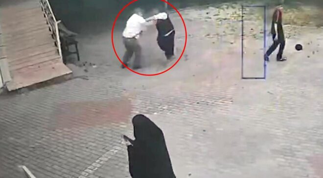 İmam ve müezzin cami kapısında tekme tokat kavga etti