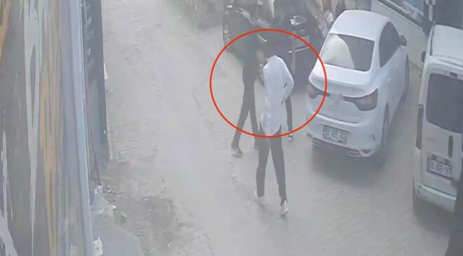 Darbedilen kadını sevgilisinin elinden kurtarmak isterken canından oluyordu