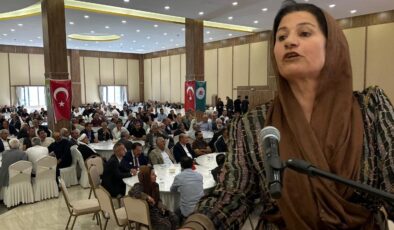Fistan giyip 300 erkeğin karşısına çıktı! Kadın çiftçi gözlerinin içine baka baka böyle haykırdı
