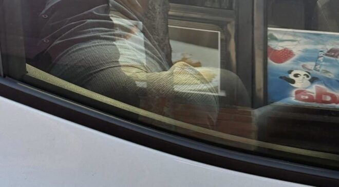Komşusunu o halde görünce fotoğrafını çekip paylaştı