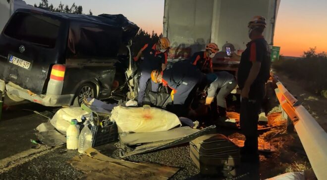 Minibüs TIR’a arkadan çarptı: 2 ölü, 2 ağır yaralı