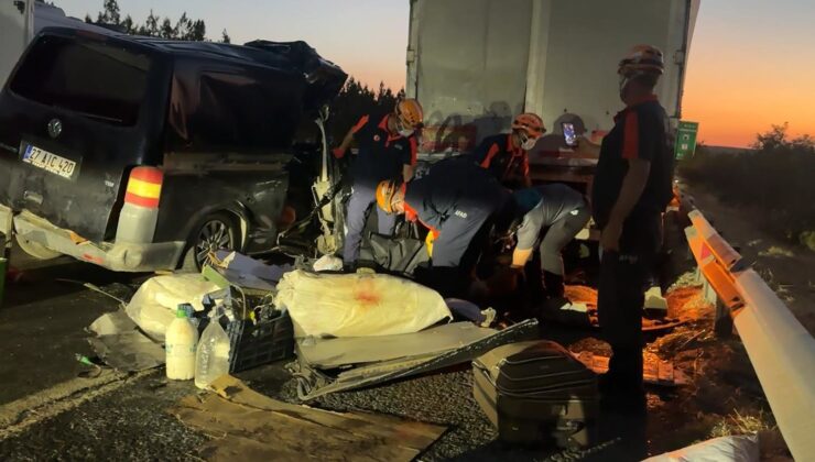 Minibüs TIR’a arkadan çarptı: 2 ölü, 2 ağır yaralı