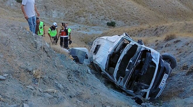 Elazığ’da minibüs uçuruma yuvarlandı: Yaralılar var