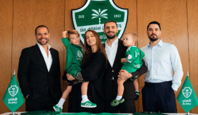 Merih Demiral’ın eşinden kafa karıştıran hamle: Tek kalemde soyadını kaldırdı