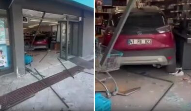 İzmit’te kontrolden çıkan otomobil markete daldı! Çalışanlar ile müşteriler dehşeti yaşadı