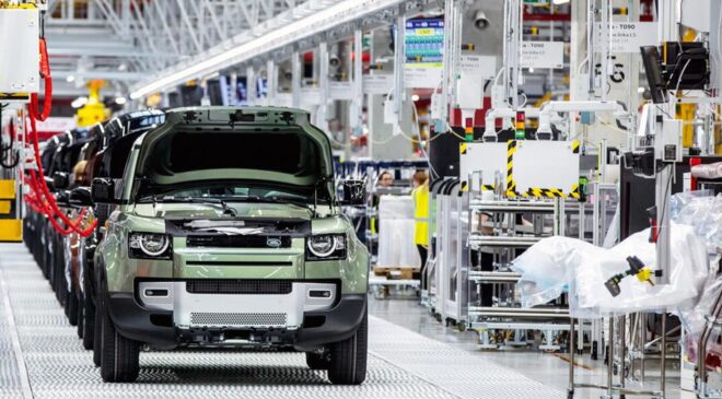 Otomotiv devi frene bastı! Land Rover 4 bin kişiyle yolları ayıracak