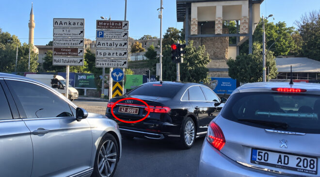 “Yetkim var” diye kuralı çiğnemedi! Konya Valisi Akın makam aracında kırmızı ışıkta bekledi