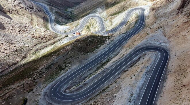 Saatler süren tehlikeli yol tarih oluyor