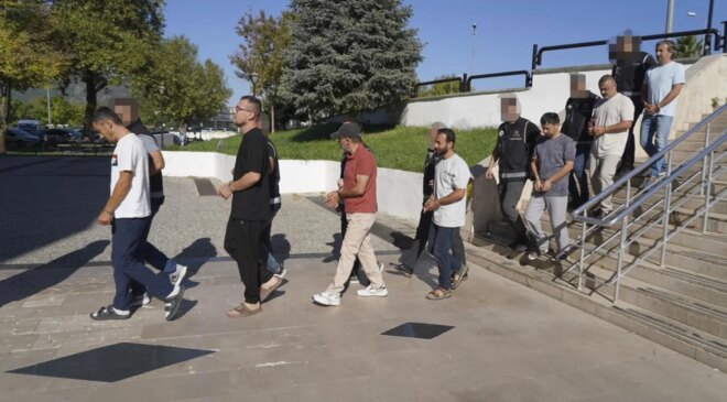 Tekneyle kaçacaklardı, kıskıvrak yakalandılar! 9 FETÖ şüphelisi ile kaptan adliyede