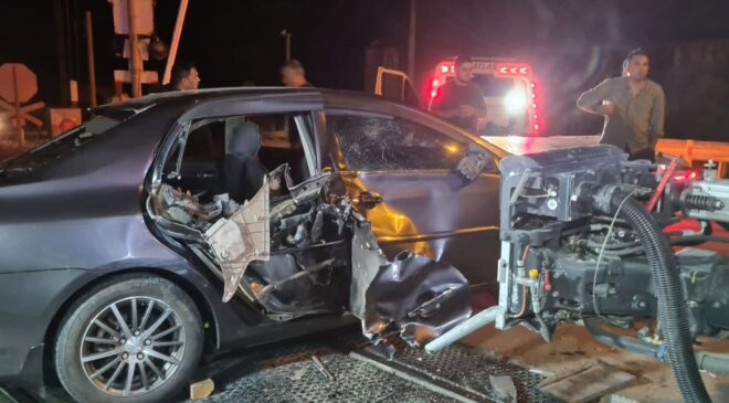 Yolcu treni hemzemin geçidinde otomobile çarptı: 5 yaralı