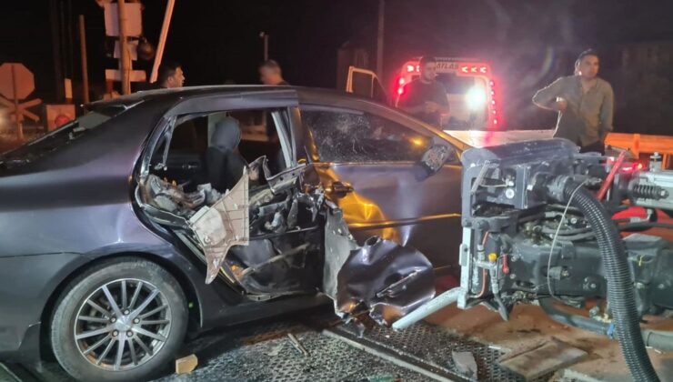 Yolcu treni hemzemin geçidinde otomobile çarptı: 5 yaralı
