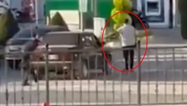 İşten çıkarılınca belediyenin önünde tabanca ve kılıçla bekledi