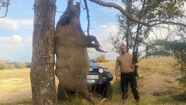 Avladığı domuzla poz verdi! Fotoğraf şaşkına çevirdi