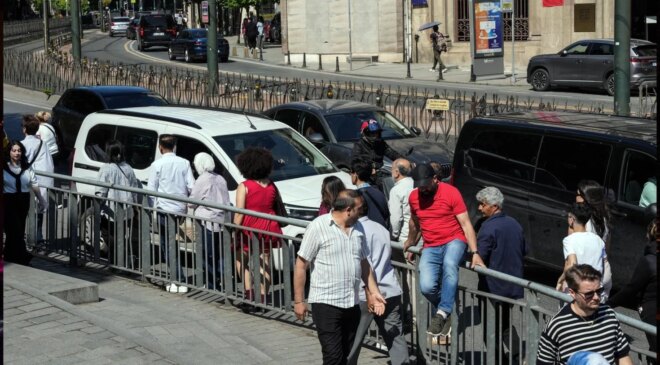 Karaköy’de bariyer krizi! Yolu kısaltmak için buldukları çözüm ölüme davetiye çıkarıyor