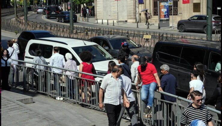 Karaköy’de bariyer krizi! Yolu kısaltmak için buldukları çözüm ölüme davetiye çıkarıyor