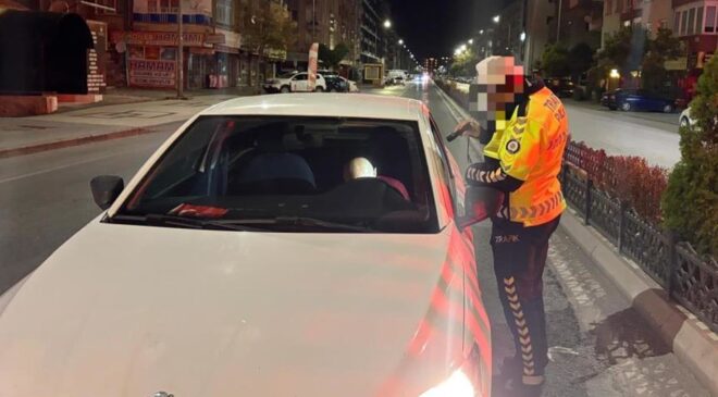 Yolun ortasında uyudu, yediği cezayla kendine geldi